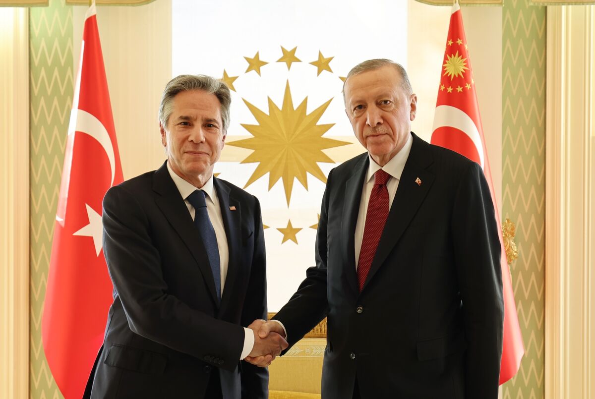 Turkish President Recep Tayyip Erdogan (R) welcomes United States Secretary of State Antony Blinken (L) prior to their meeting at Vahdettin Pavilion in Istanbul, Turkiye on January 06, 2024. Turkish Presidency/Murat Cetinmuhurdar/Anadolu via Getty Images © Turkish Presidency / Murat Cetinmuhurdar / Handout/Anadolu via Getty Images