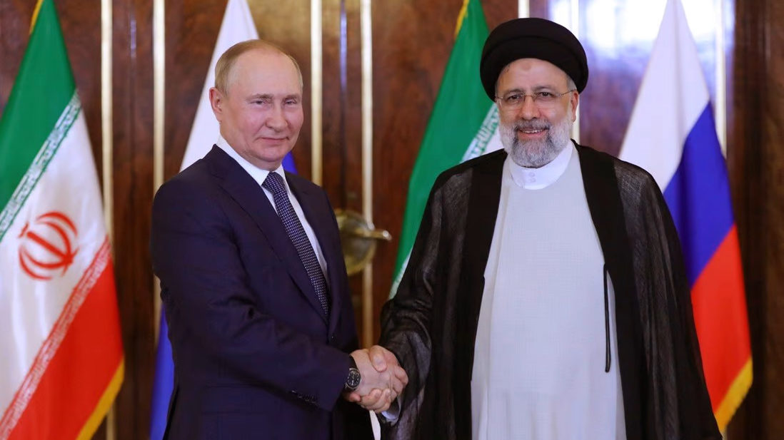 Russian President Vladimir Putin, left, meets with Iranian President Ebrahim Raisi (MediaLine.org)